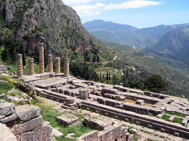 Passeios Turísticos: Um dia em Delfos com o Templo de Atena Pronaia