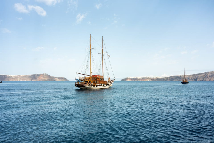 Boat: Santorini: Volcanic Islands Cruise with Hot Springs Visit