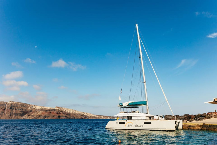 Boat: Santorini: Luxury Catamaran Day Trip with Meal and Open Bar