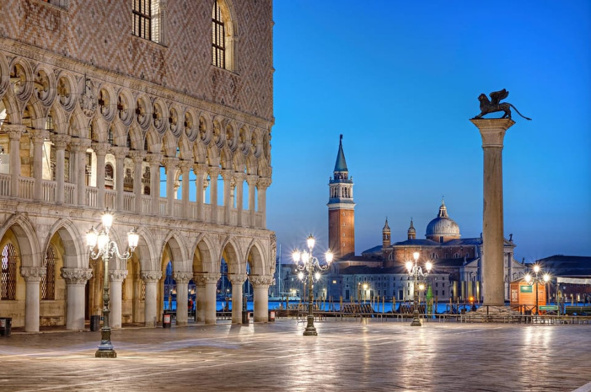 Walking Tour: Walking Tour with optional motorboat Ride