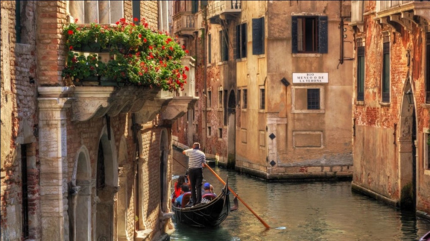 Boat Tours: Venice: Grand Canal by Gondola with Commentary
