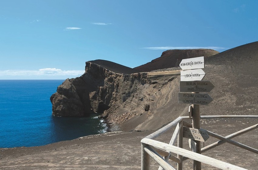 Passeios de Carrinha: Volta à Ilha do Faial  (partida do Pico com bilhetes incluídos)