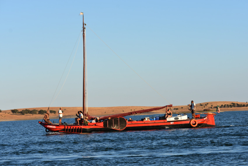 Boat: 2 Hour Sailboat Ride with Alentejo Snack with Stop at Ilha Dourada