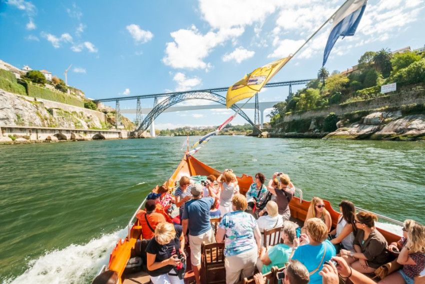 Sightseeing: Panoramic Tour of Porto and Gaia's City +  Wine Cellars & Tasting +Cruise of the 6 Bridges
