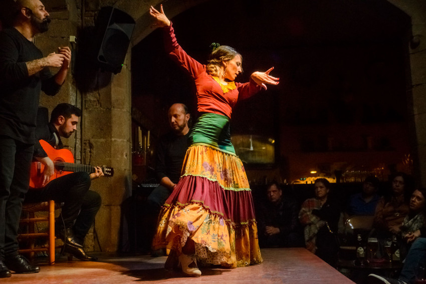 Walking Tour: Barcelona Old Town Walking Tour, Flamenco Show & Tapas Tour