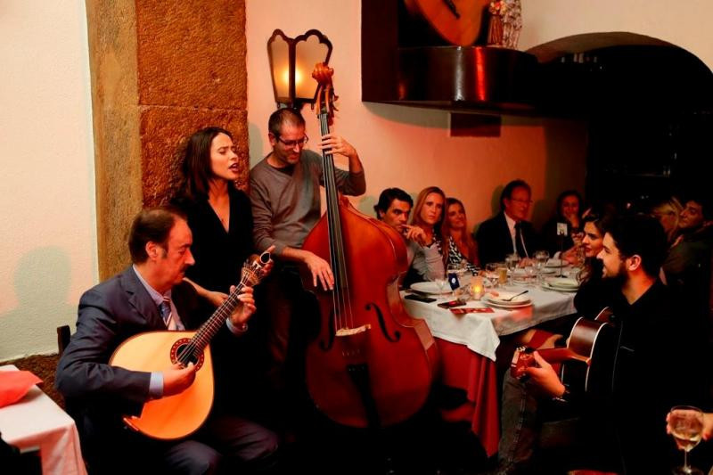 Food & Wine: Fado Show with Dinner and Wine in Alfama