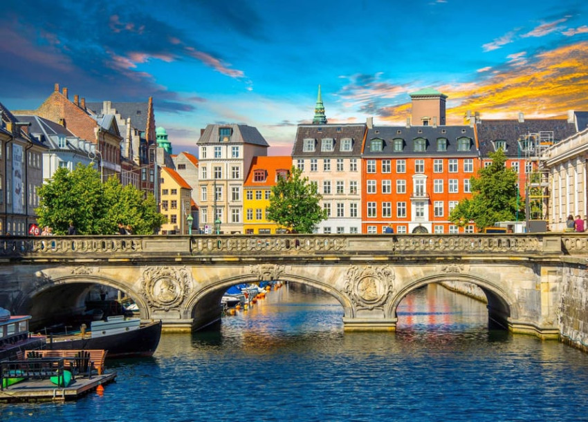 Walking Tour: Copenhagen Old Town, Nyhavn, Canal Walking Tour & Christiana