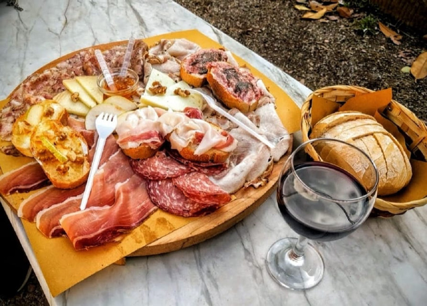 Food & Wine: Taste Tuscany on a Full Meal Food Tour with a Local